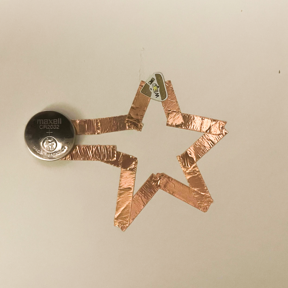 I wanted to try again making a pretty looking circuit so I tried making a star. This one felt simpler and was easier to do.